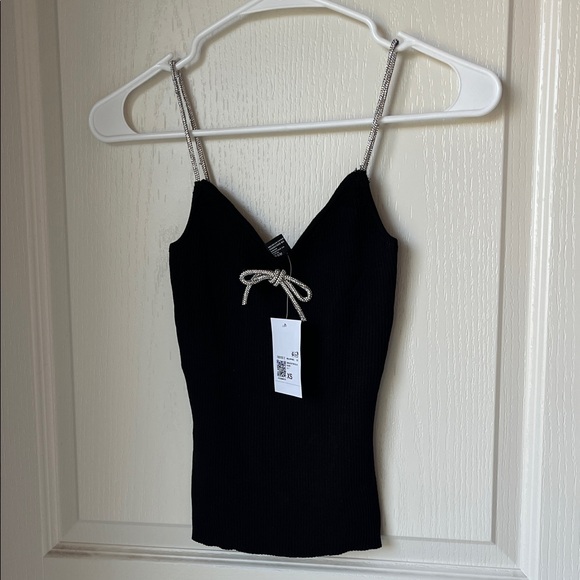 Forever 21 Tops - NWT Forever 21 Black Camisole sweater top with silver straps